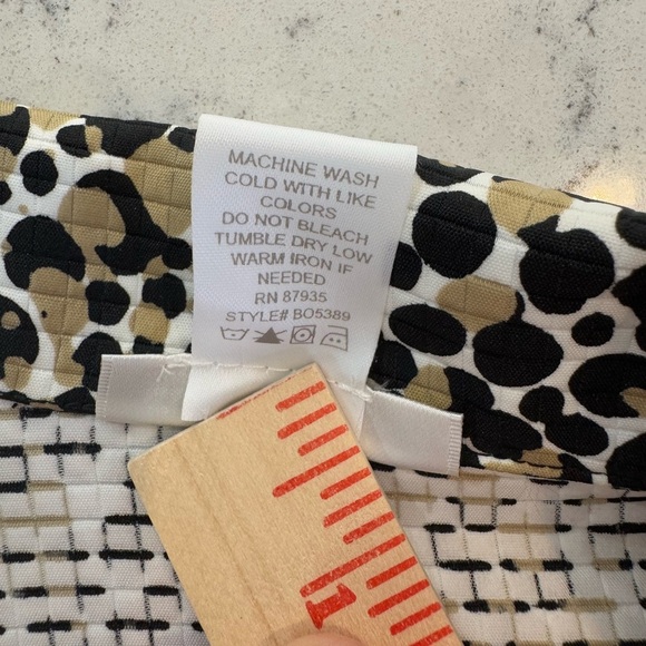 Preswick & Moore Woman’s Size Medium
Jacket Big Button Cheetah Print - Picture 9 of 11